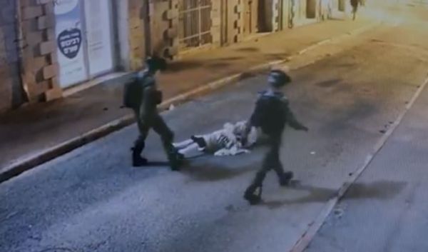 סרטון האלימות במאה שערים: שני שוטרים נחקרו