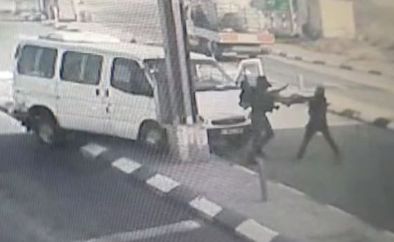 תיעוד דרמטי: הלוחם נדרס, נדקר ונאבק עם המחבל.צפו