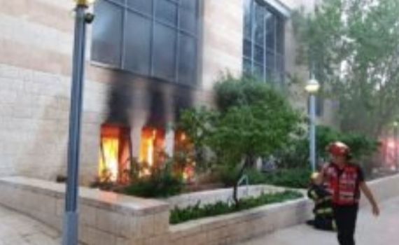 בניין עיריית י-ם עולה באש; נעצר חשוד בהצתה