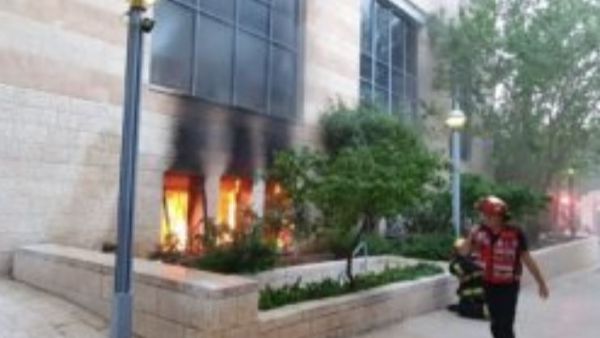 בניין עיריית י-ם עולה באש; נעצר חשוד בהצתה