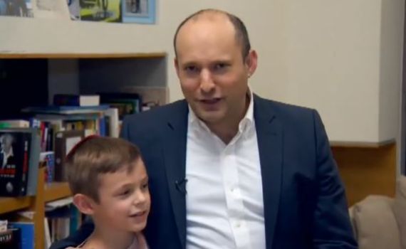 צפו: אורח מפתיע בראיון של נפתלי בנט