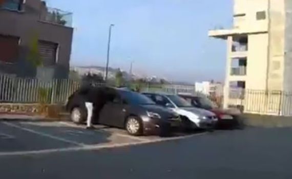 צפו: פעוט בן שנה חולץ לאחר שננעל ברכב