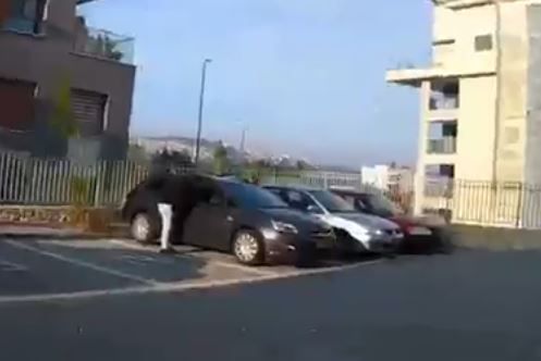 צפו: פעוט בן שנה חולץ לאחר שננעל ברכב