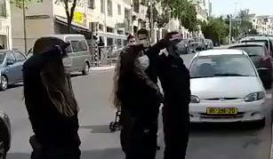שוטרים בביתר מצדיעים לניצולת שואה בזמן הצפירה