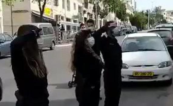 שוטרים בביתר מצדיעים לניצולת שואה בזמן הצפירה