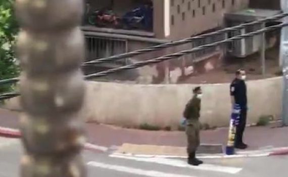 מיוחד: שוטר, חייל וחסיד בתפילת מנחה בשבת. תיעוד