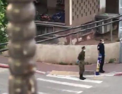 מיוחד: שוטר, חייל וחסיד בתפילת מנחה בשבת. תיעוד