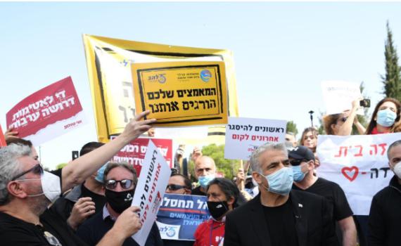 הפגנת העצמאים: מבעירים צמיגים, יאיר לפיד הותקף