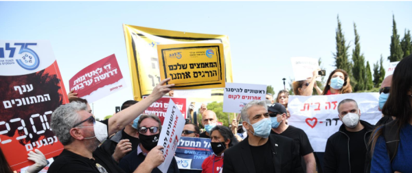 הפגנת העצמאים: מבעירים צמיגים, יאיר לפיד הותקף