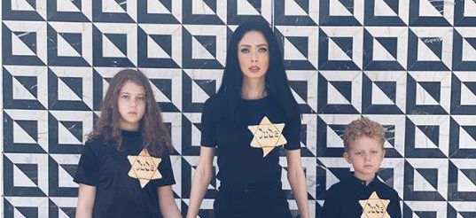 תמונה של ניקול ראידמן וילדיה עם טלאי צהוב עוררה סערה