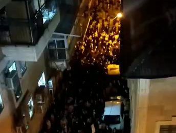 הזוי: חסידי 'תולדות אברהם יצחק' הצטופפו בחג. תיעוד