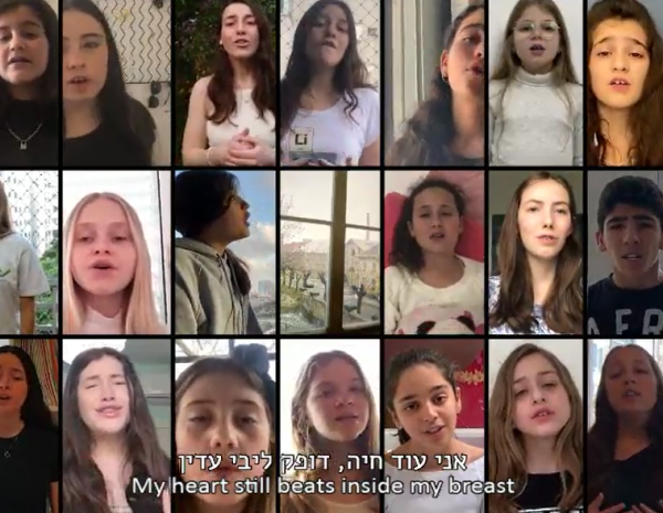 עשרות ילדים מבצעים שיר שכתבה נערה בגטו