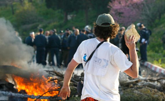 נערי הגבעות החשודים בגניבת ציוד צבאי נתפסו בכביש 90