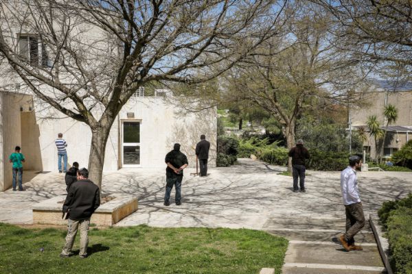 מספר המתפללים הוגדל; קנס על אי חבישת מסיכה