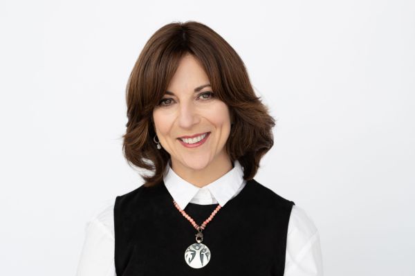 הרבנית לורי פלטניק תשיא משואה ביום העצמאות