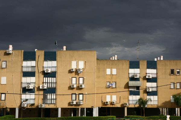 שו"ת: אי אפשר להצטרף למניין במרפסות, גם לא בזום