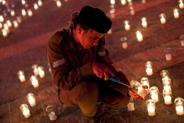 לזכרם: בואו להדליק נר זיכרון לנופלים והנופלות