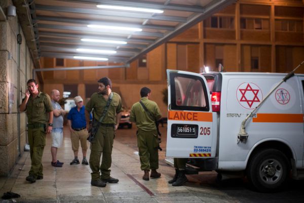 הקצין שנפצע מפליטת כדור מונשם ומורדם במצב קשה
