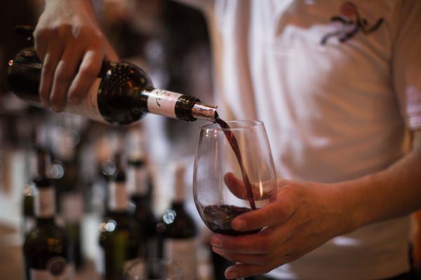 4 כוסות בהידור: מבחר יינות טובים לחג