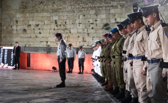 מתייחדים לזכרם: צפו בטקס יום הזיכרון מהכותל המערבי