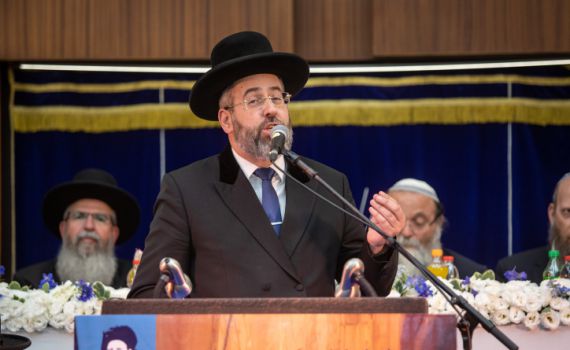 הרב הראשי לישראל מצטרף למיזם כתיבת ספרי התורה