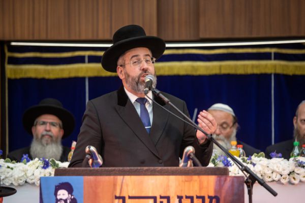 הרב הראשי לישראל מצטרף למיזם כתיבת ספרי התורה