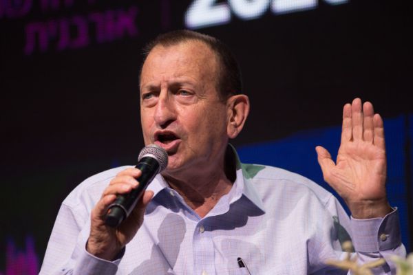 בניין עיריית ת"א יואר עם הכיתוב: אוהבים את בני ברק