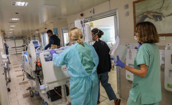 חולה הקורונה בן ה-22 חזר להכרה, אך נותר באשפוז