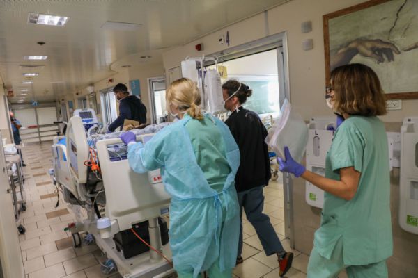 חולה הקורונה בן ה-22 חזר להכרה, אך נותר באשפוז