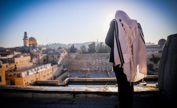 צפו: שחרית וברכת כהנים בכותל המערבי בחול המועד