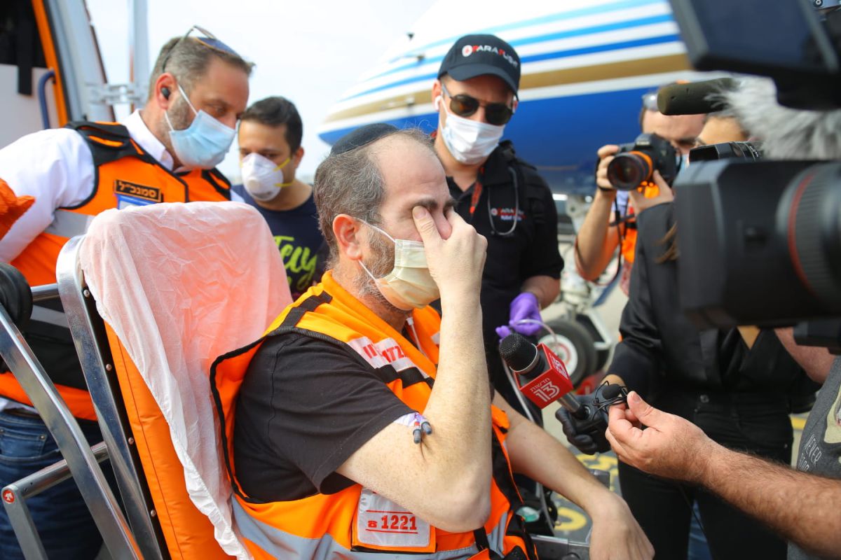 לאחר חודש באשפוז: נשיא ארגון הצלה נחת בישראל