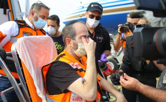 לאחר חודש באשפוז: נשיא ארגון הצלה נחת בישראל