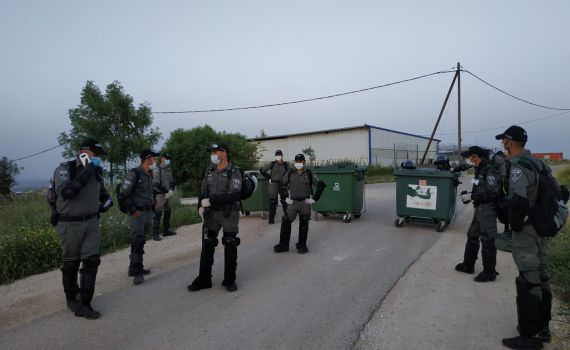 כוחות הביטחון הורסים מבנים בגבעת "קומי אורי"