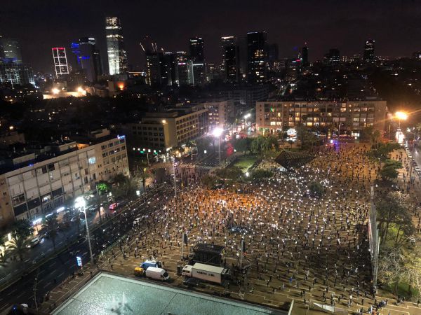 אלפי מפגינים בכיכר רבין במחאת "הדגלים השחורים"