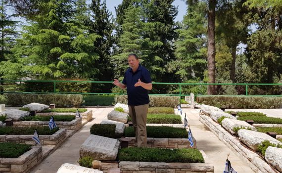 בעקבות הנופלים: סיור בהר הרצל עם אלידע בר שאול