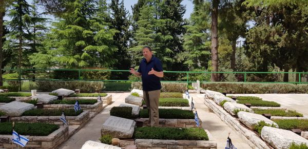 בעקבות הנופלים: סיור בהר הרצל עם אלידע בר שאול