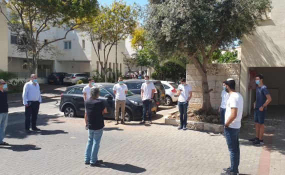 מרגש: הגיעו לבתי הורים שכולים לאמירת קדיש • צפו: