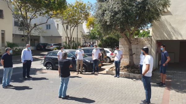 מרגש: הגיעו לבתי הורים שכולים לאמירת קדיש • צפו: