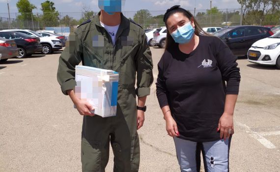 מרגש: חבילות מהר חברון לחיילים שסגרו בבסיסים