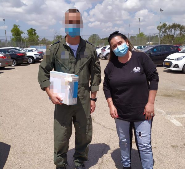 מרגש: חבילות מהר חברון לחיילים שסגרו בבסיסים