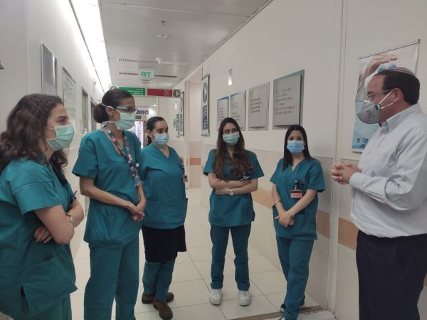 מתעקשות להתנדב במקום עם שיא של מאושפזי קורונה