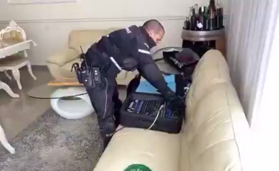 בשידור חי: המשטרה עצרה תפילה שהתקיימה בבני ברק