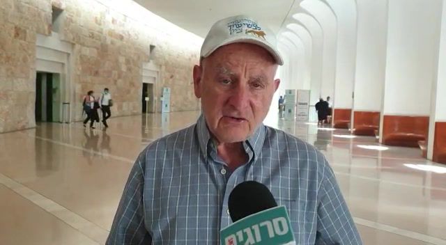 עותר הריקודגלים: חבל שאנחנו לא הפגנת שמאל