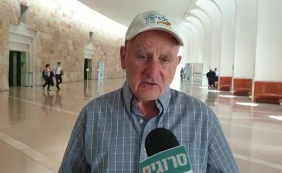 עותר הריקודגלים: חבל שאנחנו לא הפגנת שמאל