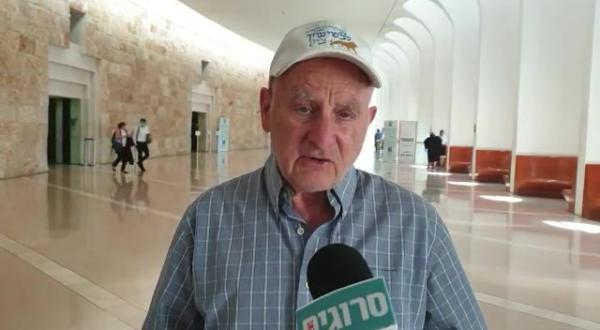 עותר הריקודגלים: חבל שאנחנו לא הפגנת שמאל