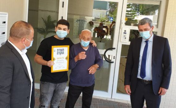הרב רפי העניק תעודה לנכד שעבר לגור עם סבא שלו