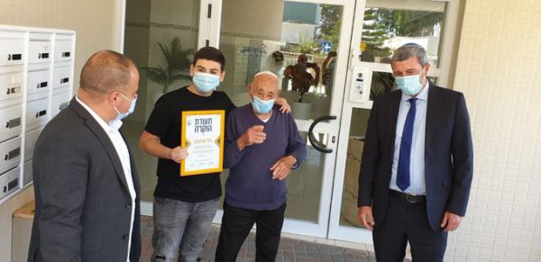 הרב רפי העניק תעודה לנכד שעבר לגור עם סבא שלו