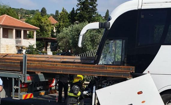 אוטובוס נכנס במשאית בכביש 65: הנהג נהרג