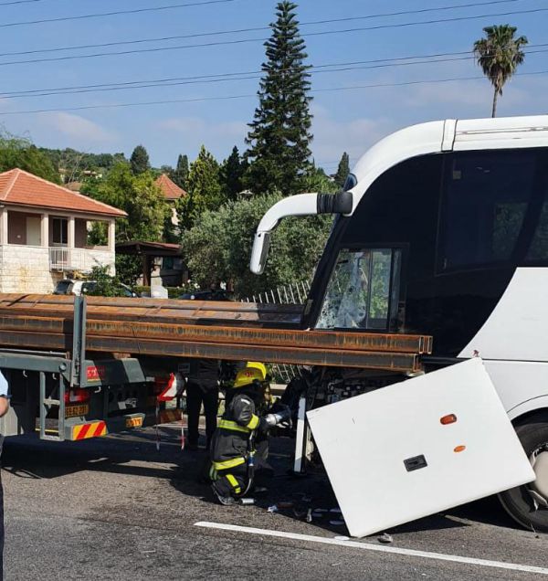 אוטובוס נכנס במשאית בכביש 65: הנהג נהרג