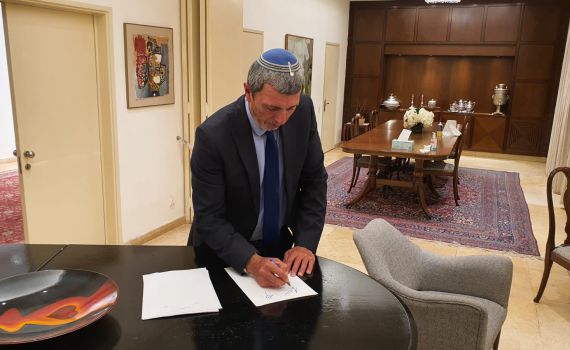 השר פרץ למשנה ליועמ״ש: אשר את כהונת הרב שטרן